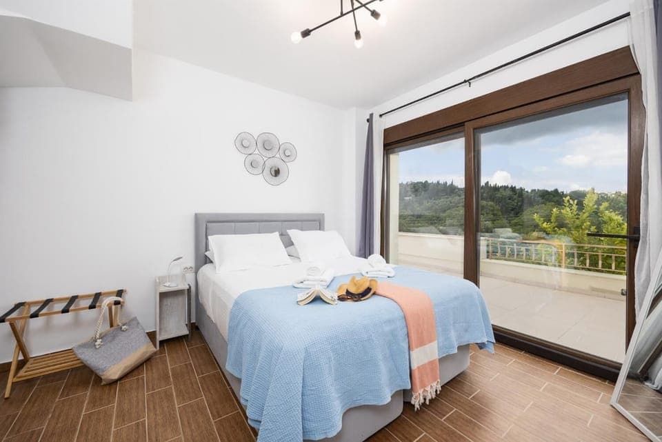 Double bedroom with en suite bathroom and A/C