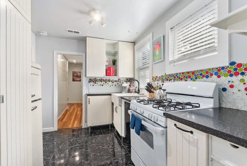 Beautiful Kitchen to make all of your home cooked meals!