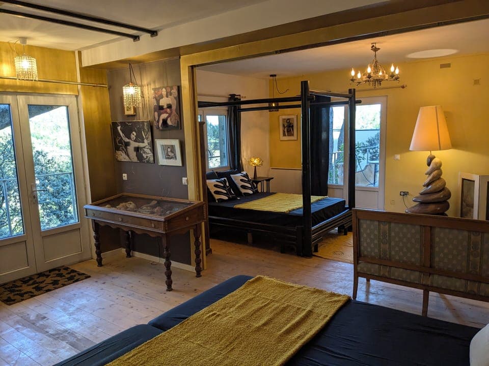 Overview of the "Rock Room"