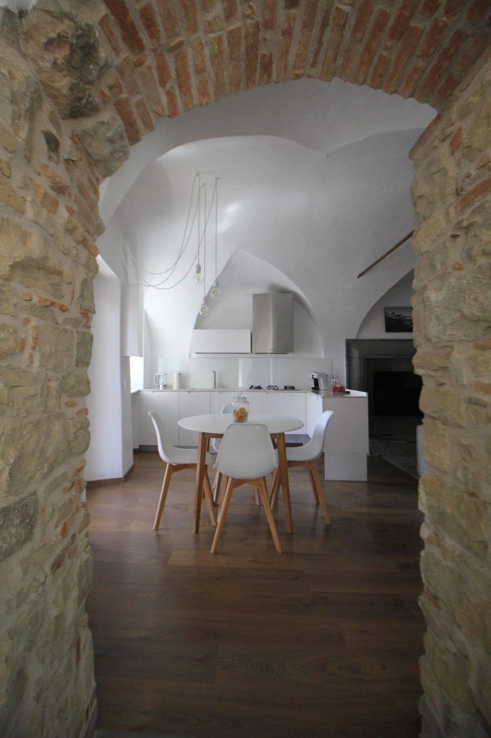 archi in pietra a vista riemersi durante i lavori, tornano oggi a vivere.