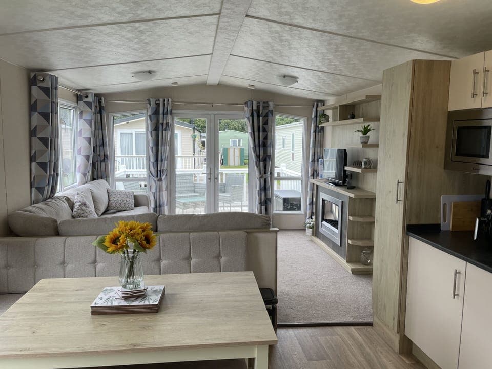 Well apointed living dining area