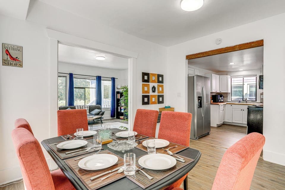 Seattle Vacation Rental | 3BR | 2BA | 1,100 Sq Ft | Steps Required