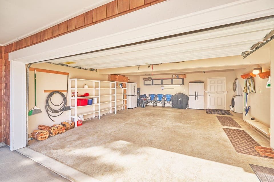 Large garage- Parking for one vehicle