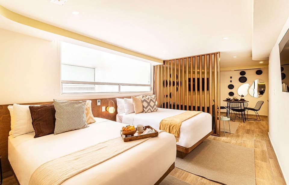 El mobiliario, la decoración y los servicios pueden variar ligeramente.