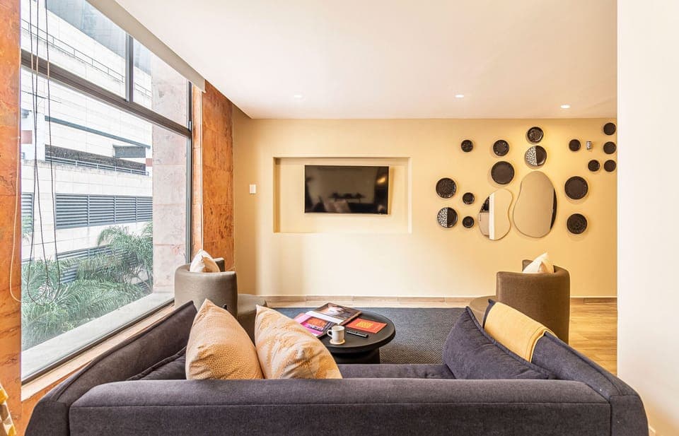 El mobiliario, la decoración y los servicios pueden variar ligeramente.