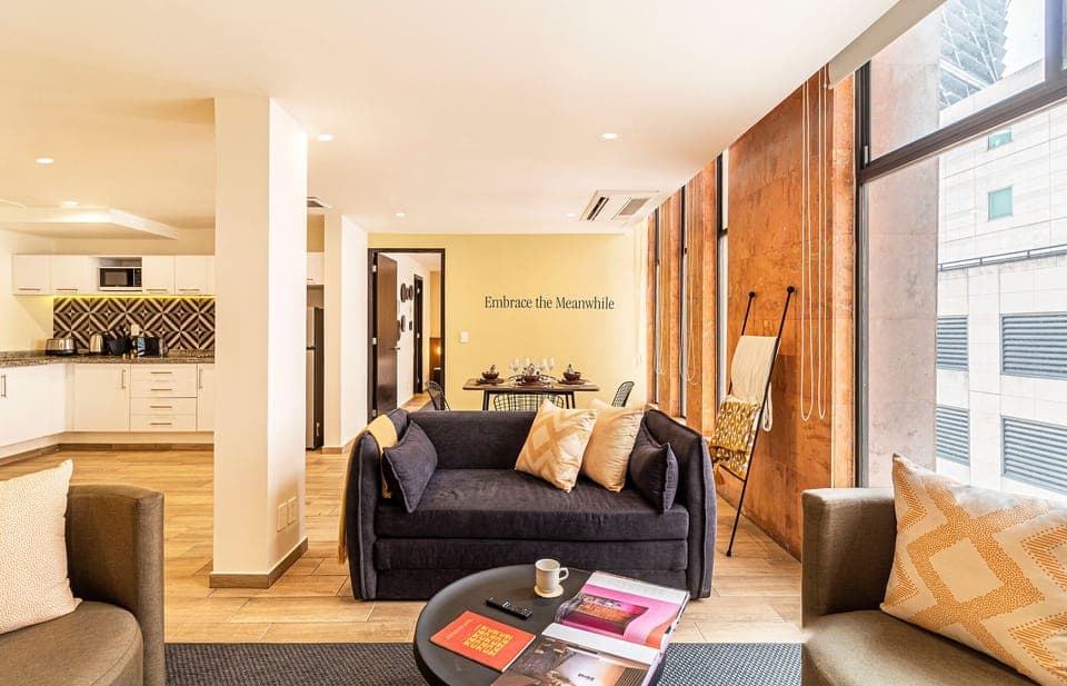 El mobiliario, la decoración y los servicios pueden variar ligeramente.