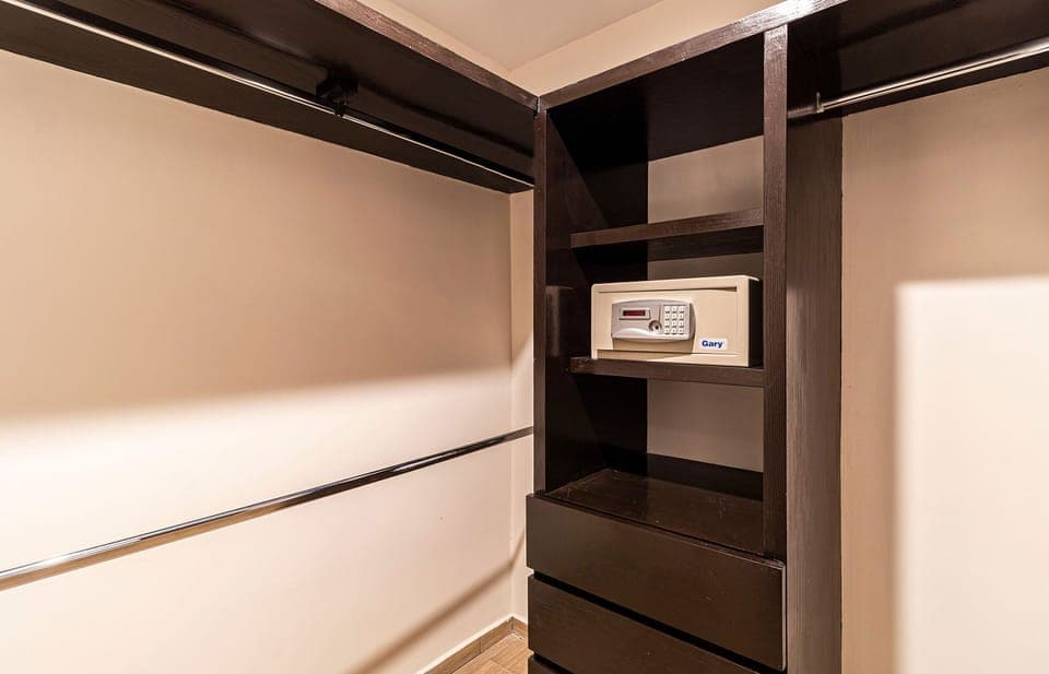 El mobiliario, la decoración y los servicios pueden variar ligeramente.