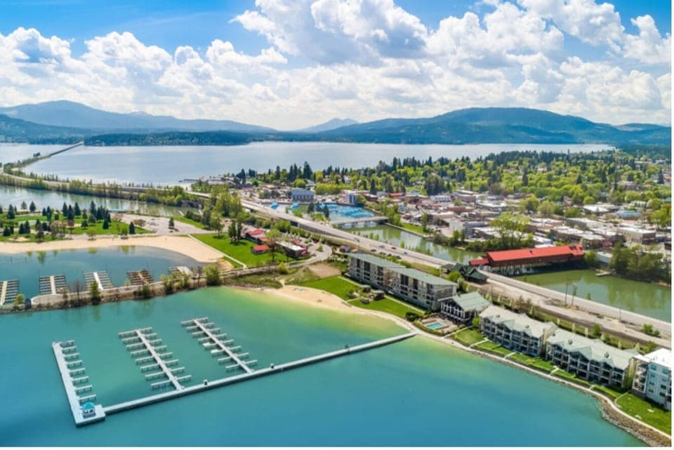 The Seasons development with private marina. Bring your boat and enjoy the week