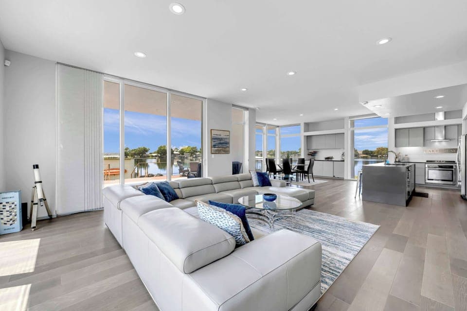 Go seamlessy from living to dining to cooking