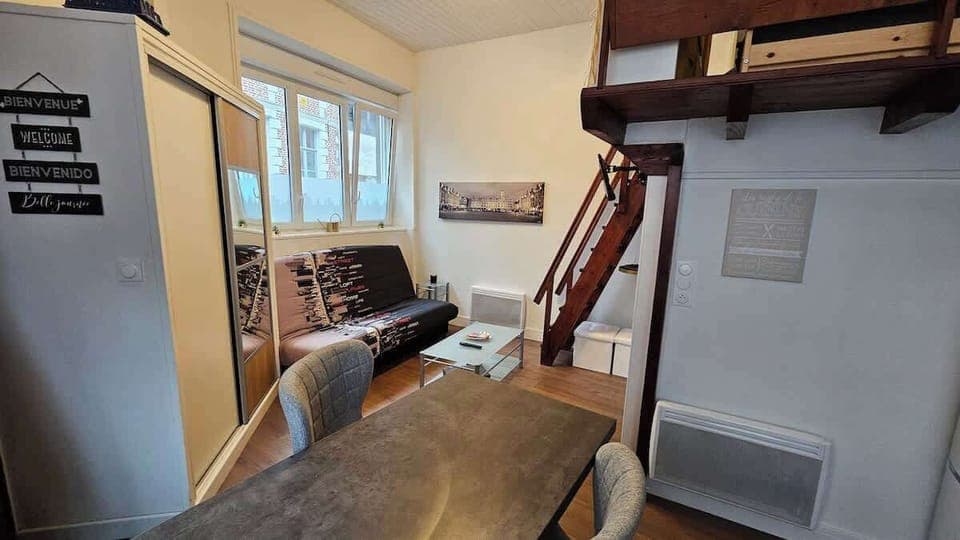 Coin salon avec canapé convertible pouvant accueillir deux personnes et télévision. 
Escalier menant à la mezzanine accueillant la chambre avec lit double.
Coin repas dans la cuisine.