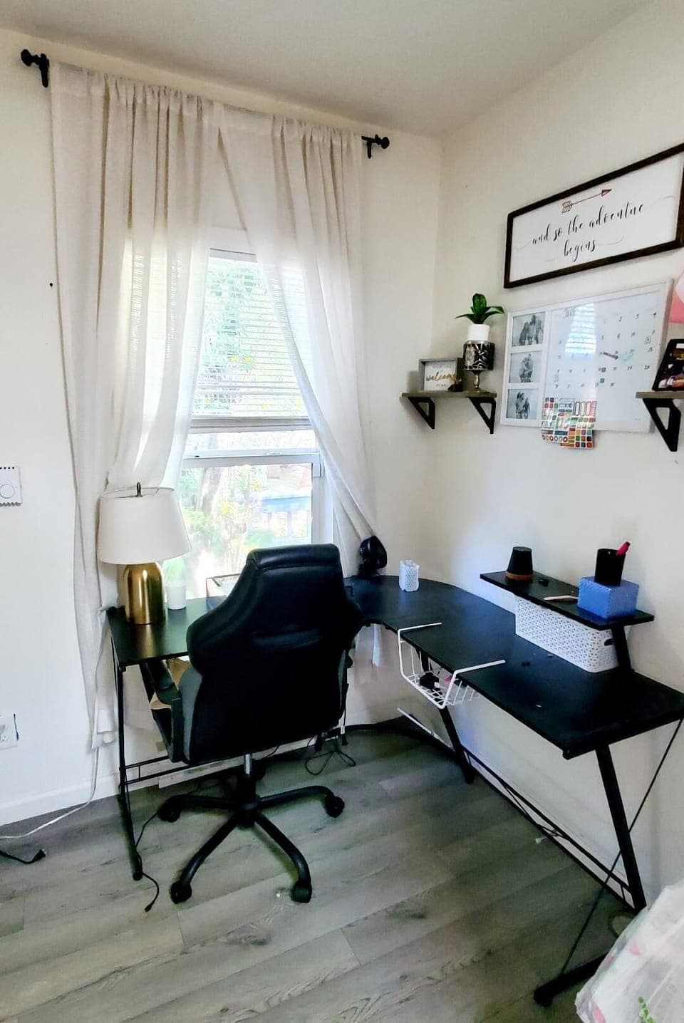 Small Office room space next to bedroom