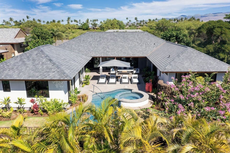 Nohea 24 - Spacious backyard with private pool, spa and plenty of lounge space