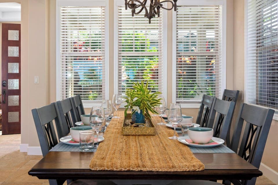 Ample seating for six!