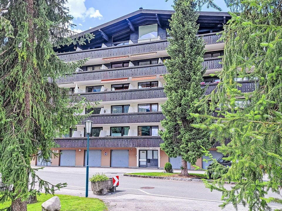 Building, Plant, Urban Design, Wheel, Leisure, Condominium, Grass, Window, Tower Block