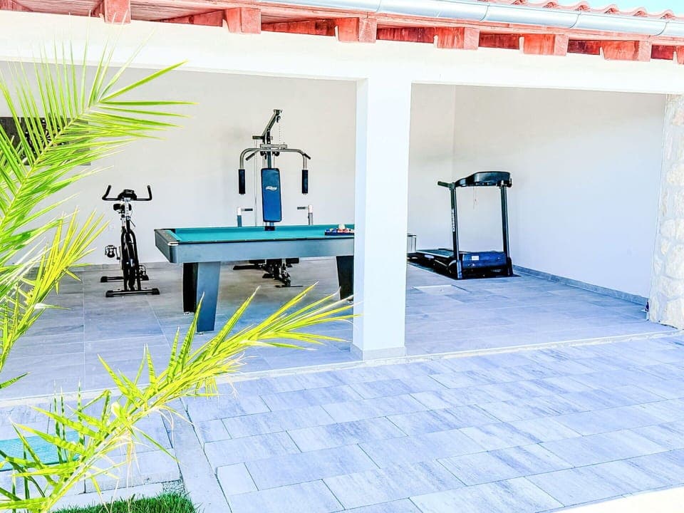 Flooring, Floor, Composite Material, Swimming Pool, Tile, Houseplant, Outdoor Furniture, Flowerpot