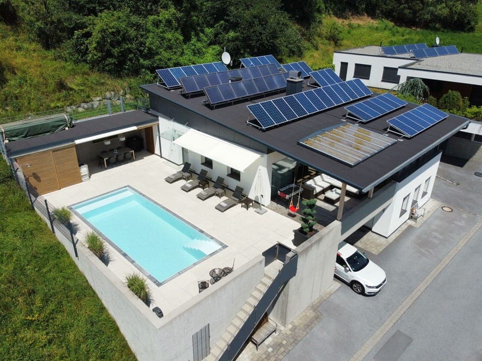 Building, Window, House, Urban Design, Swimming Pool, Residential Area, Car, Real Estate, Landscape, Roof