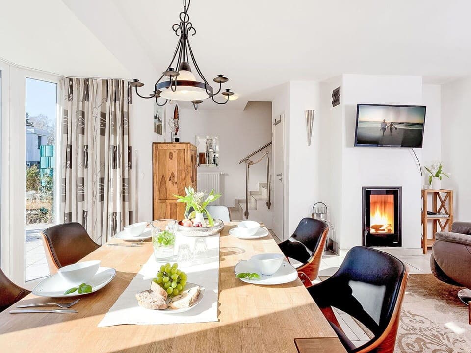 Table, Furniture, Property, Wood, Chair, Living Room, Lighting, Plant, Interior Design, Floor