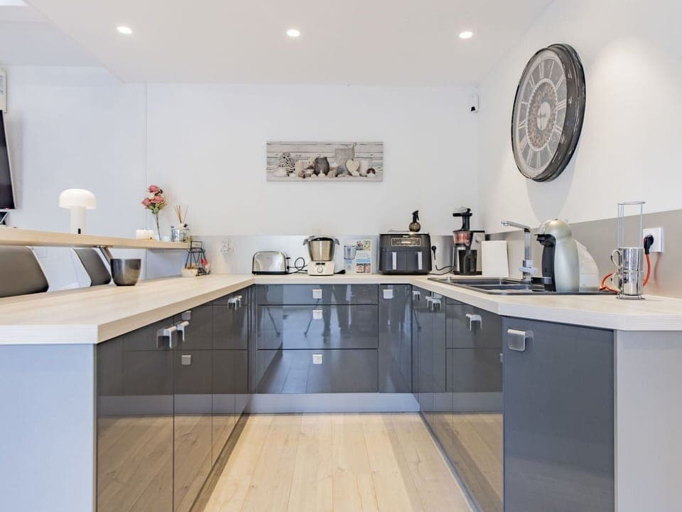 Cabinetry, Countertop, Property, Kitchen Sink, Sink, Tap, Product, Kitchen, Wood, Picture Frame