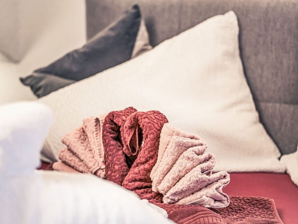 Comfort, Textile, Pillow, Linens, Bedding, Pattern, Petal, Bedroom