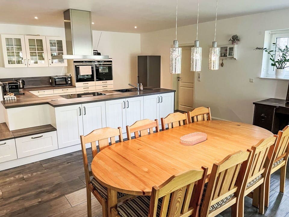 Sky, Plant, Cloud, Building, Window, Tree, Natural Landscape, Land Lot, House, Cottage