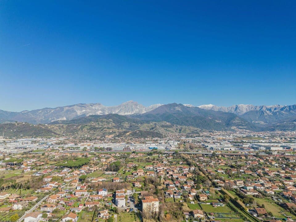 Mountain, Mountainous Landforms, Daytime, Hill, Mountain Range, Residential Area, Urban Area, Horizon, Highland, Town