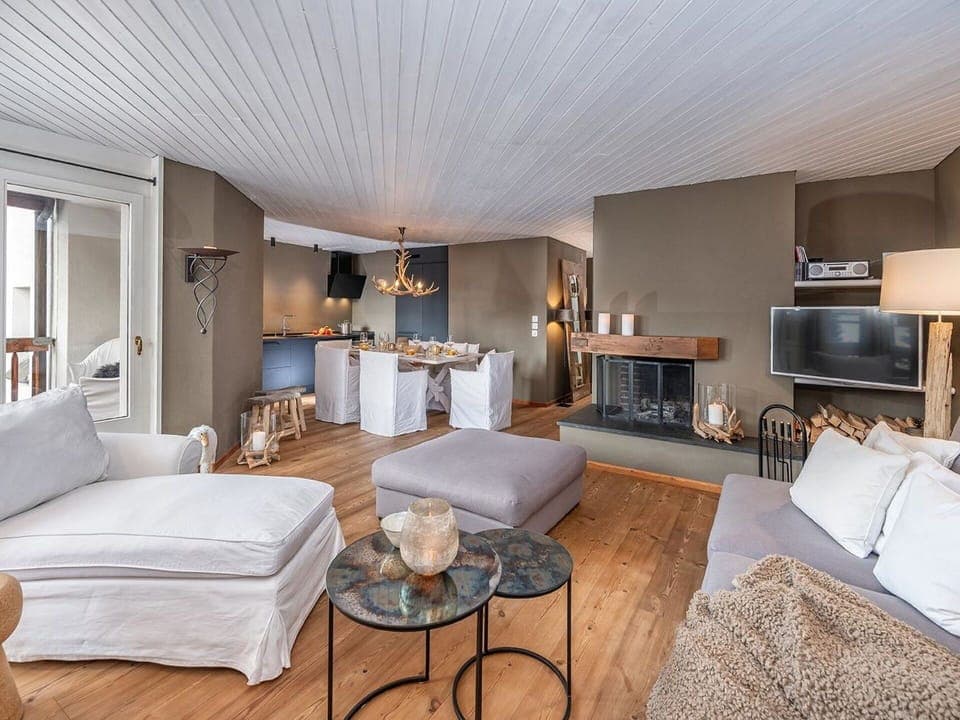 Table, Furniture, Comfort, Building, Wood, Interior Design, Lamp, Flooring, Floor