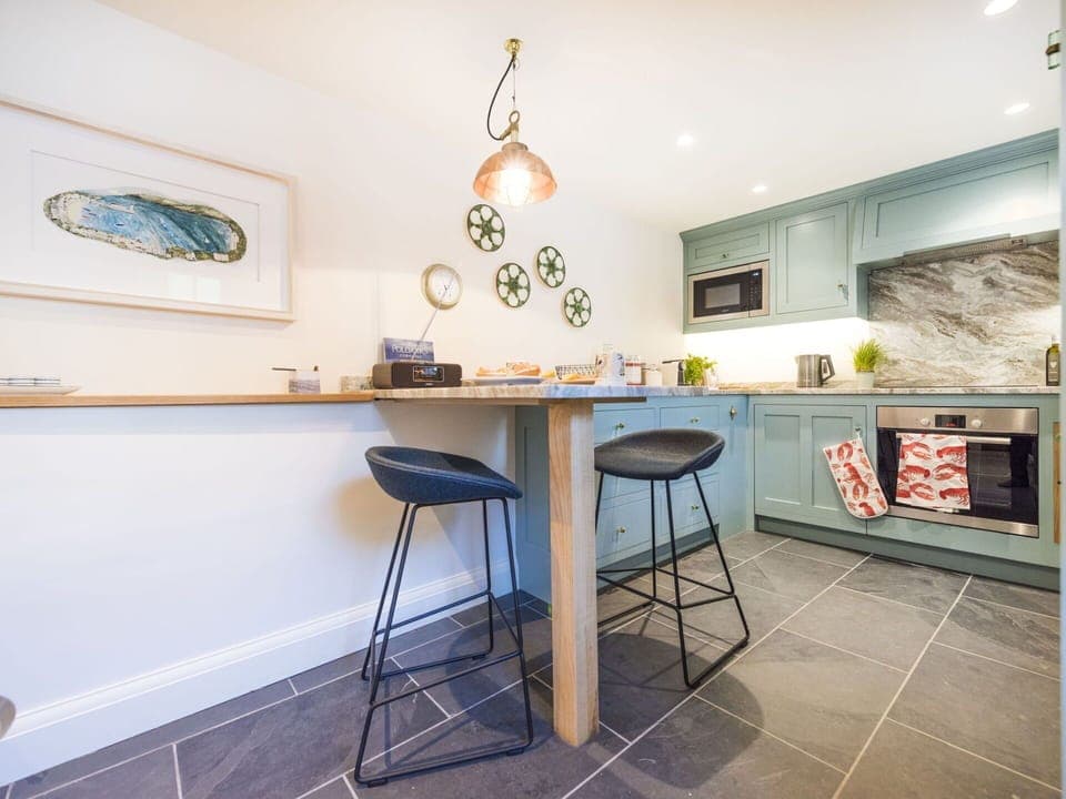 Property, Water, Sky, Interior Design, Building, Swimming Pool, Leisure, Shade, Tree, Condominium