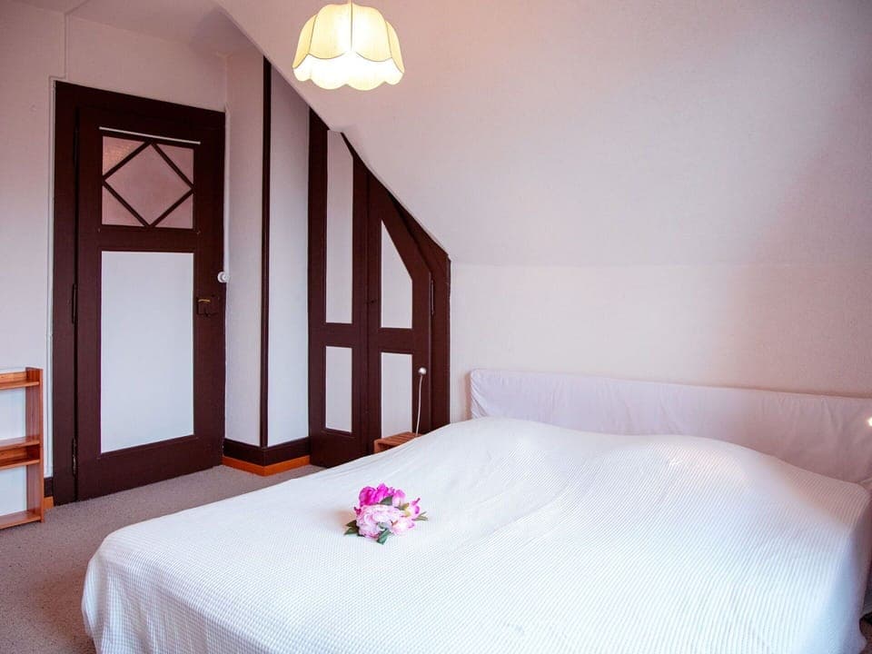 Water, Plant, Building, Sky, Property, Cloud, Swimming Pool, Azure, Window, House