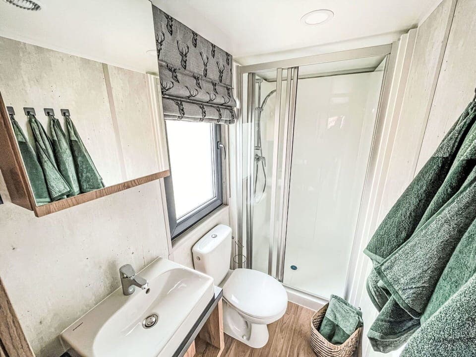 Mirror, Tap, Property, Sink, Building, Plumbing Fixture, Bathroom Sink, Window, Interior Design, Bathroom