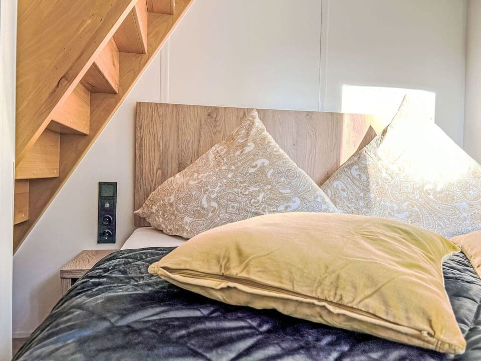 Comfort, Wood, Textile, House, Bed Frame, Shade, Flooring, Pillow, Hardwood, Tints And Shades