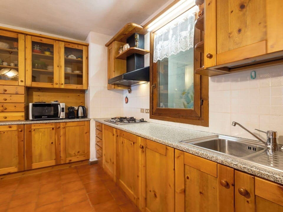 Wood, Kitchen, Cabinetry, Interior Design, Flooring, Cupboard, Ceiling, Room, Floor, Countertop