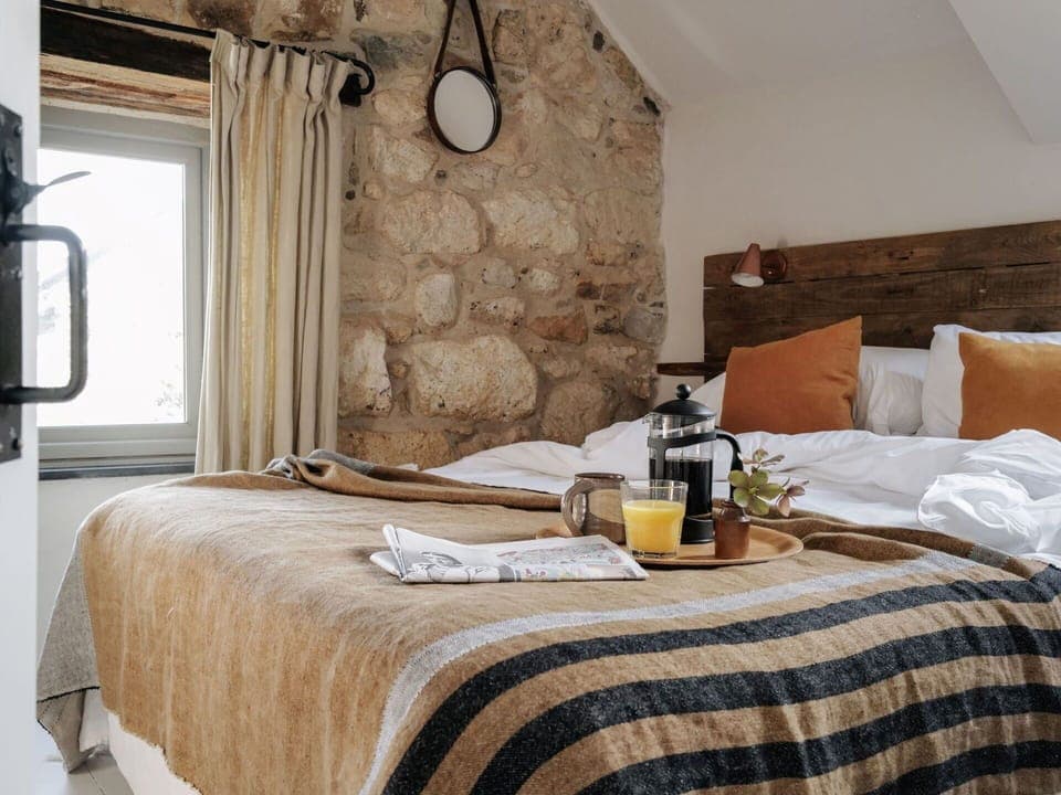 Property, Furniture, Comfort, Wood, Textile, Interior Design, Bed Frame, Bottle, Building, Lamp