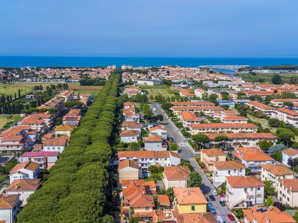 Table, Furniture, Sky, Plant, Property, Building, Tableware, Chair, Outdoor Table, Outdoor Furniture