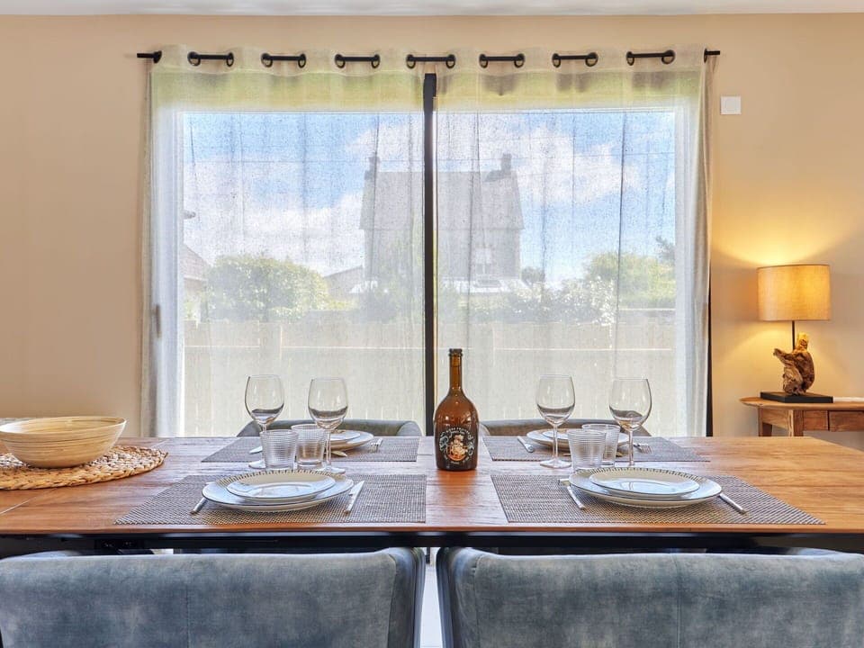 Water, Building, Daytime, Property, Sky, Window, Azure, Architecture, Tree, Urban Design