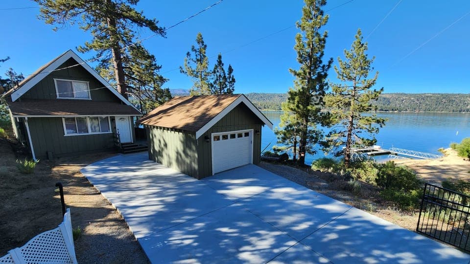 180 degree breathtaking lake views. 