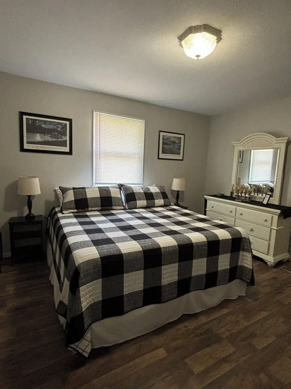 Master bedroom king bed, en suite, ceiling fan, Roku Tv and electric fireplace
