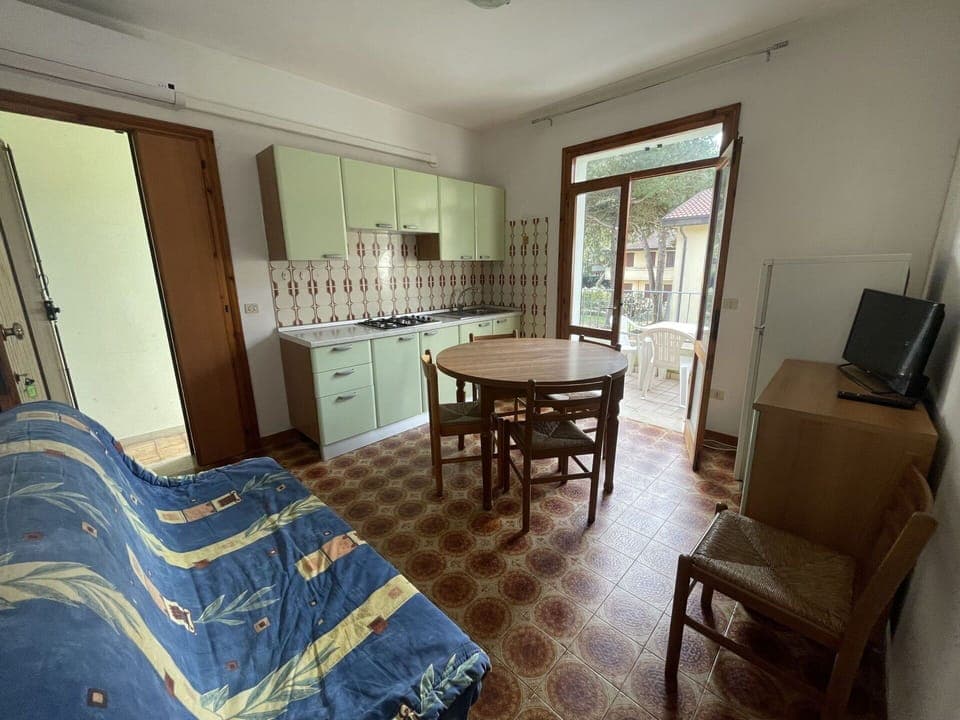 Picture Frame, Furniture, Table, Comfort, Wood, Building, Architecture, Interior Design, Flooring, Floor