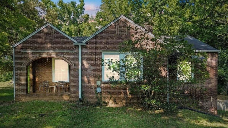 Charming South Knoxville cottage conveniently located near grocery stores, restaurants, and the University of Tennessee, with easy access to a day trip in the Great Smoky Mountains