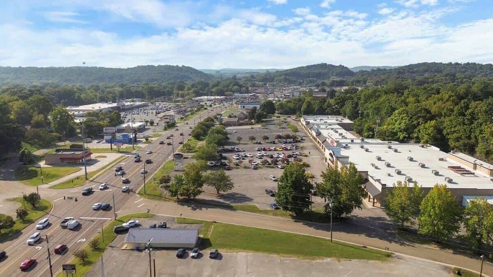 There’s plenty to explore around this South Knoxville cottage! Just a short distance to Kroger, the dollar store, and a few miles from the popular new Kerns Food Hall—your go-to spot for great food, fun, coffee and the famous Richy Kreme Donuts.