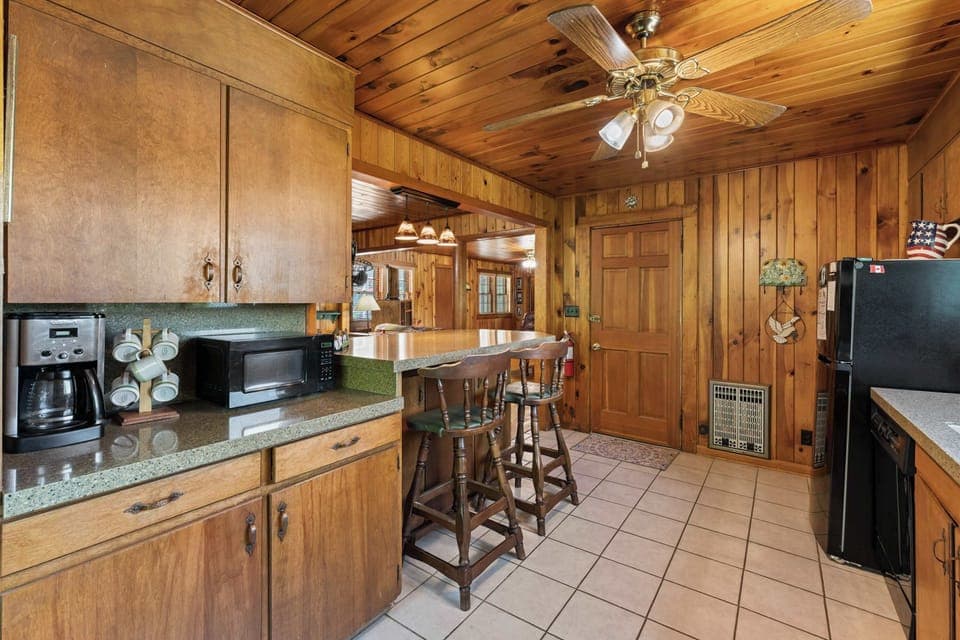 Fully equipped kitchen with stool seating