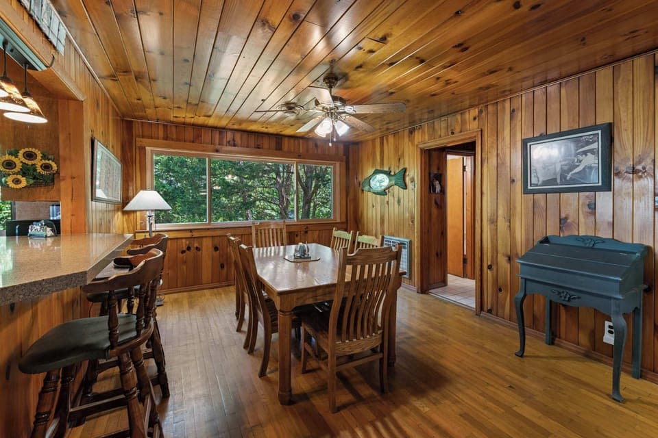 Dining are with table for 6