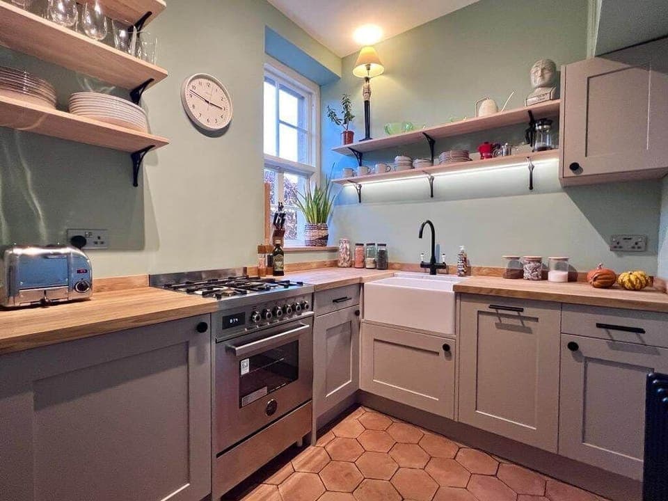 Fully kitted kitchen with designer Bertazzoni gas oven