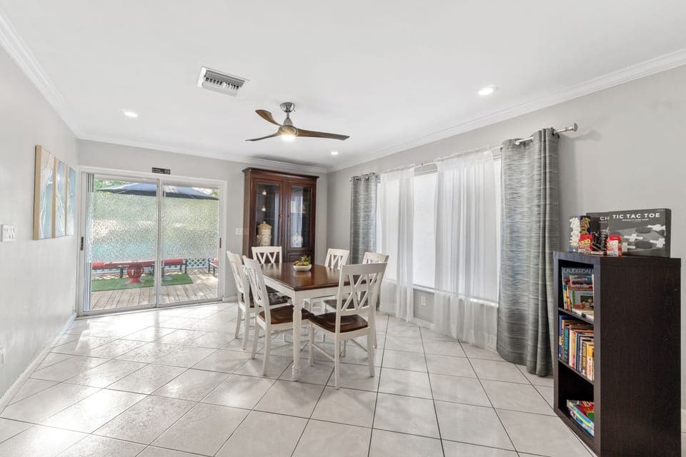 Dinning area with seating for 6, perfect for family  meals and gatherings.