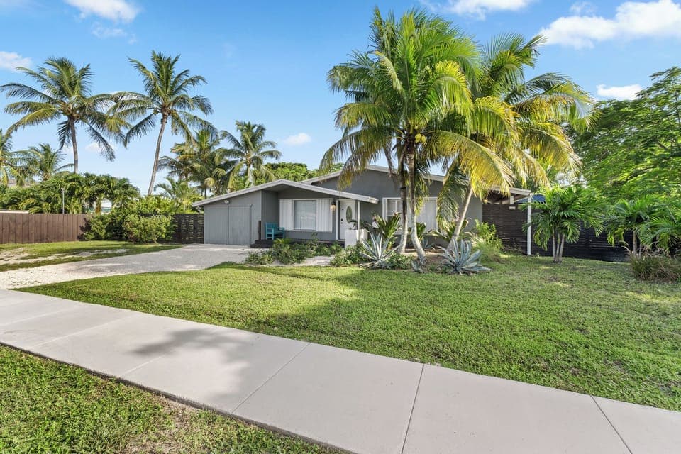 From of the house with ample parking space for up to 4 vehicles.