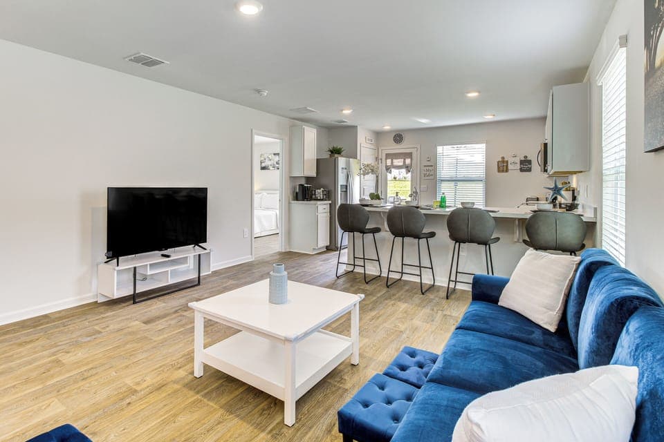 Living Room | Smart TV | Free WiFi | Central A/C & Heating