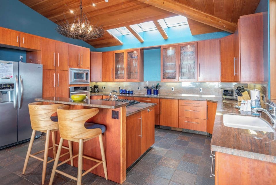 Full kitchen w/ slow cooker, toaster, drip coffee pot, blender, and more!