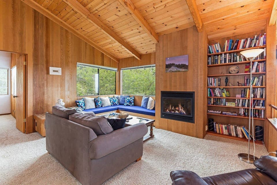 Living Room (fireplace currently out of order)