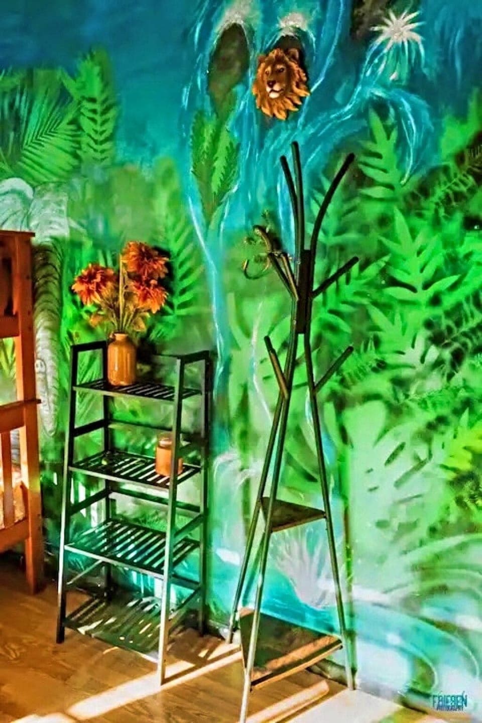 Your kids' imaginations will soar in their jungle room!