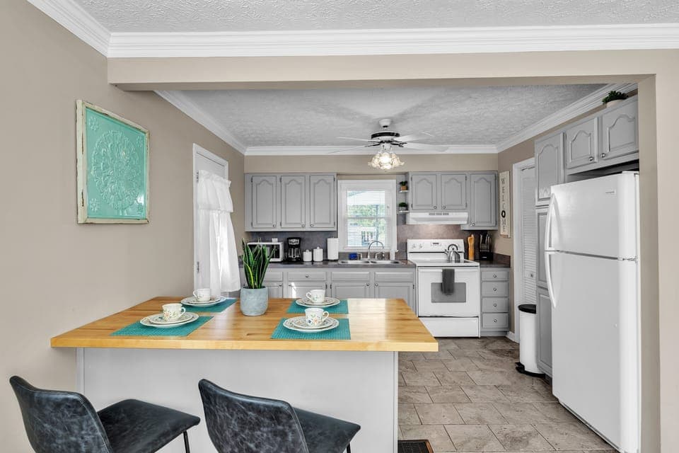 Indoors, Architecture, Building, Dining Room, Dining Table