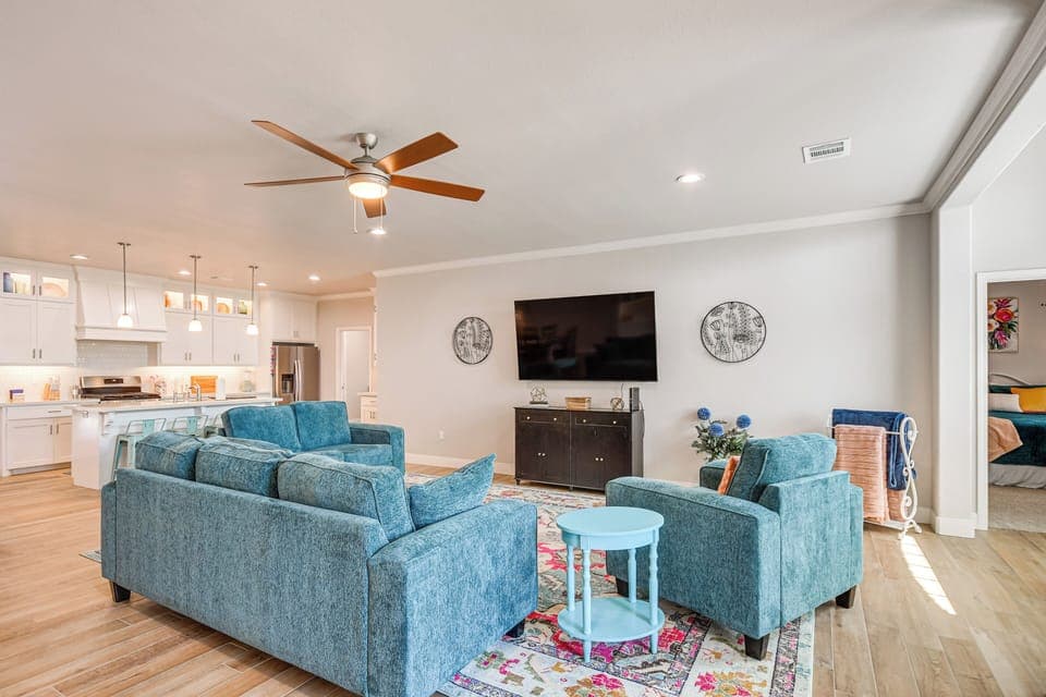 Living Room | Smart TV | Free WiFi | Central Heating & A/C